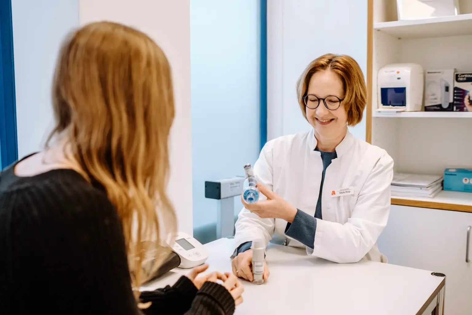 Authentisches Lächeln im Arbeitsalltag einer Apotheke