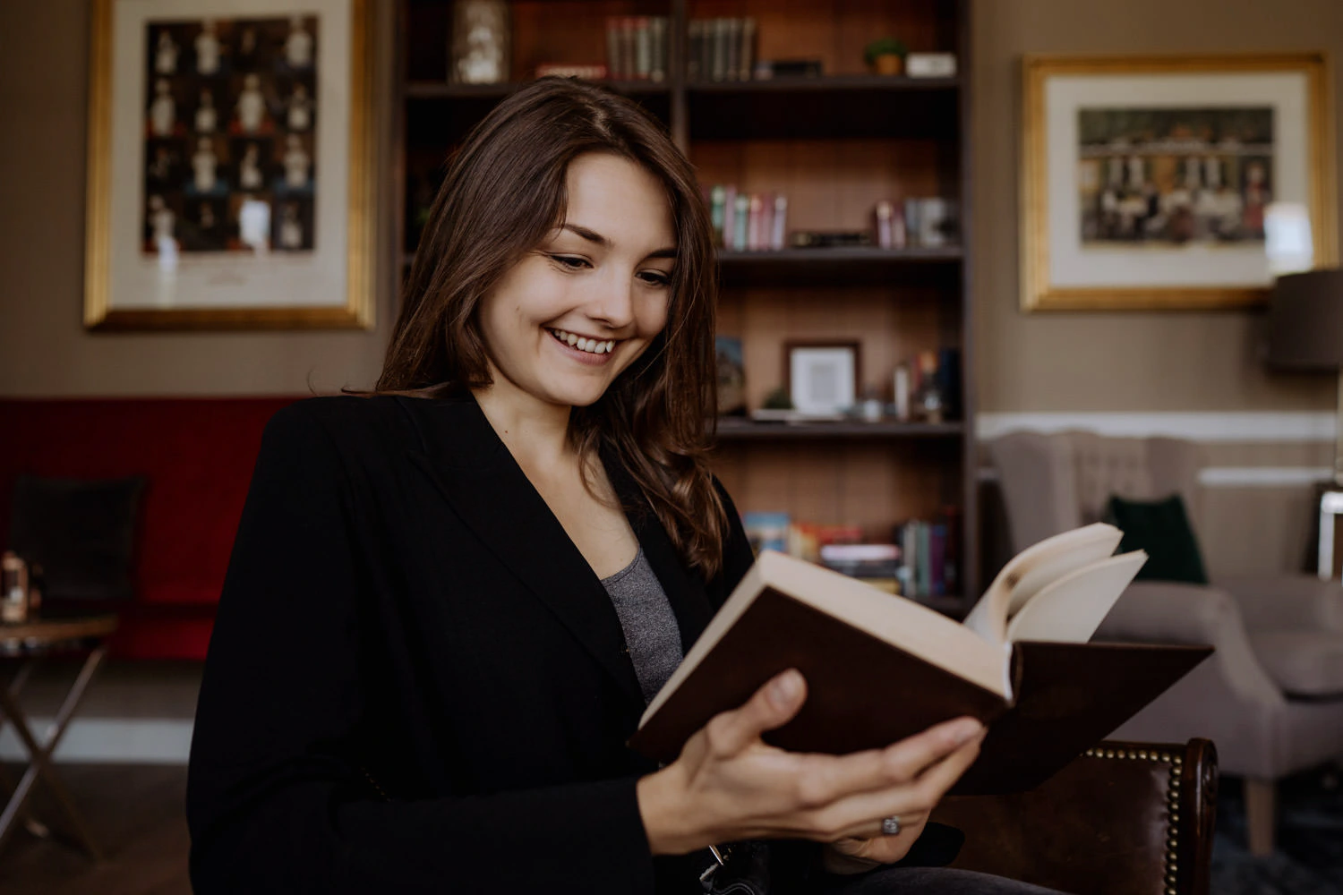 Autorinnen Portrait mit Bücherregal