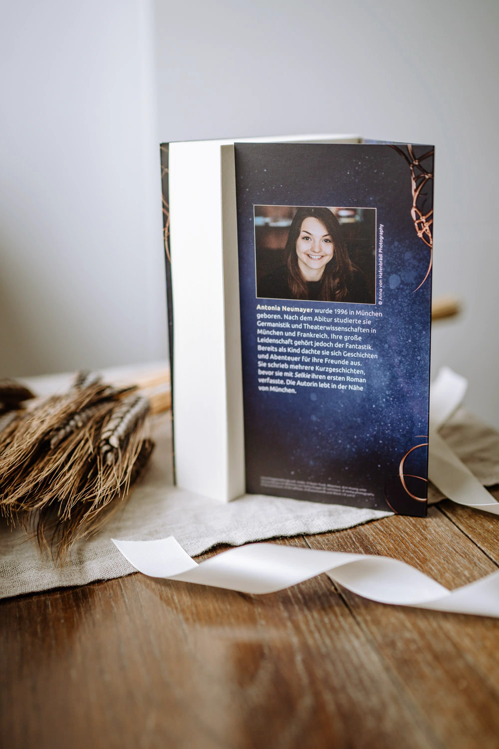 Buchcover mit dem Portrait von Antonia Neumayer